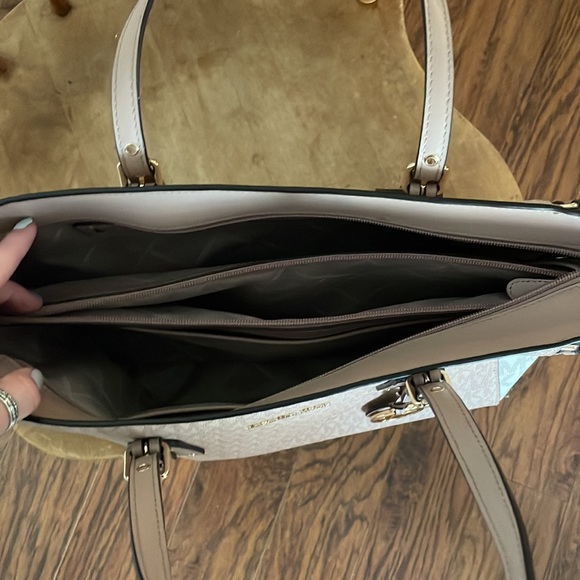 Pink and white Michael Kors bag and matching wallet - Picture 3 of 3